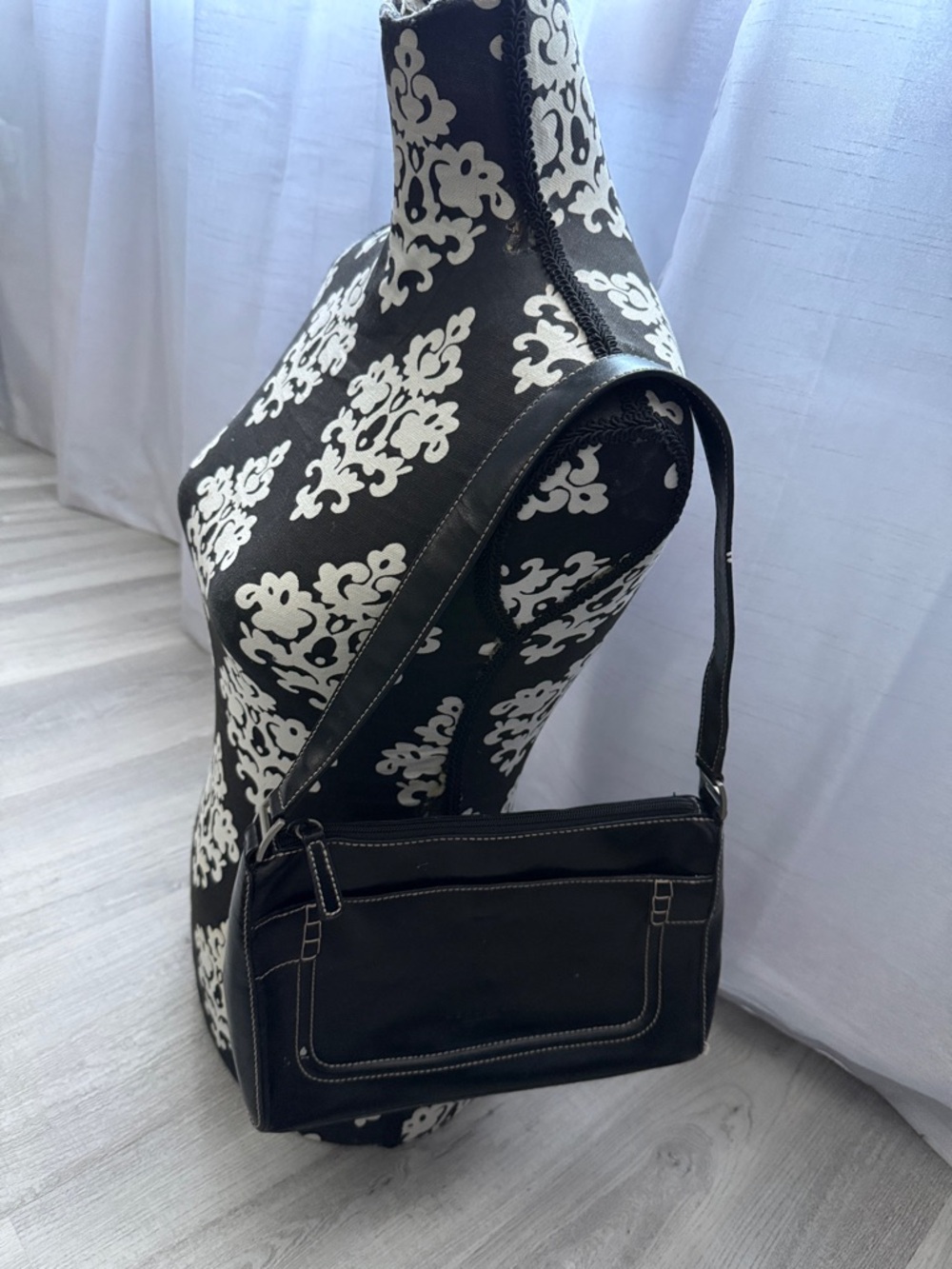 Kenneth Cole Reaction Black Faux Leather Shoulder Bag with Contrast Stitching